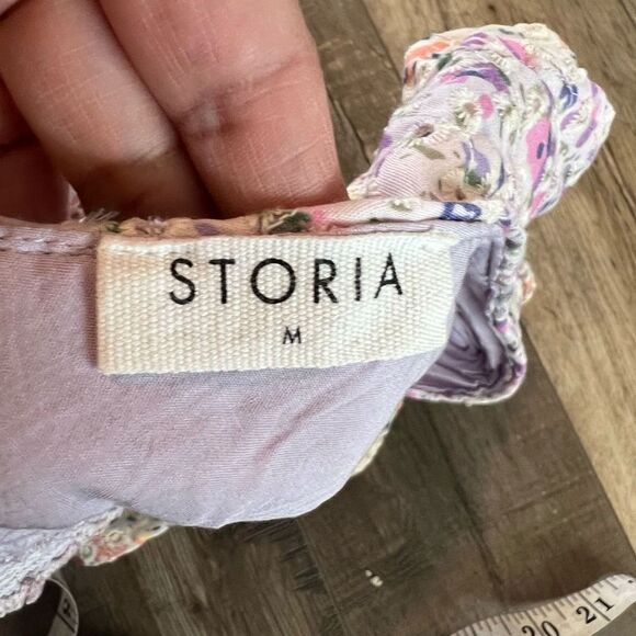 Storia floral crop top size m and bottom size L
Floral set - Picture 9 of 10